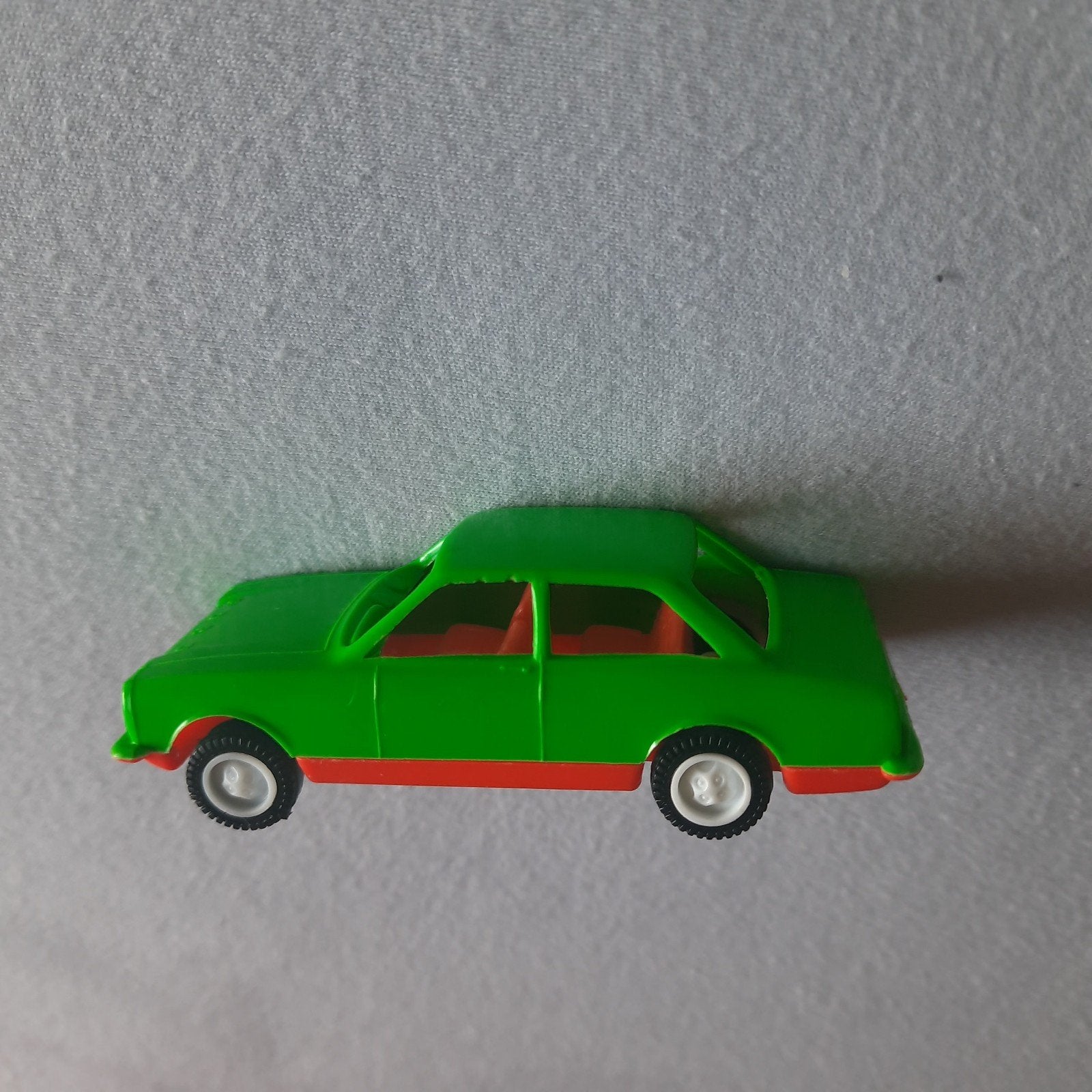CGGC Italia * 1:48 * FORD ESCORT * VINTAGE * NEUF *, Enlèvement, Neuf, Voiture, Autres marques