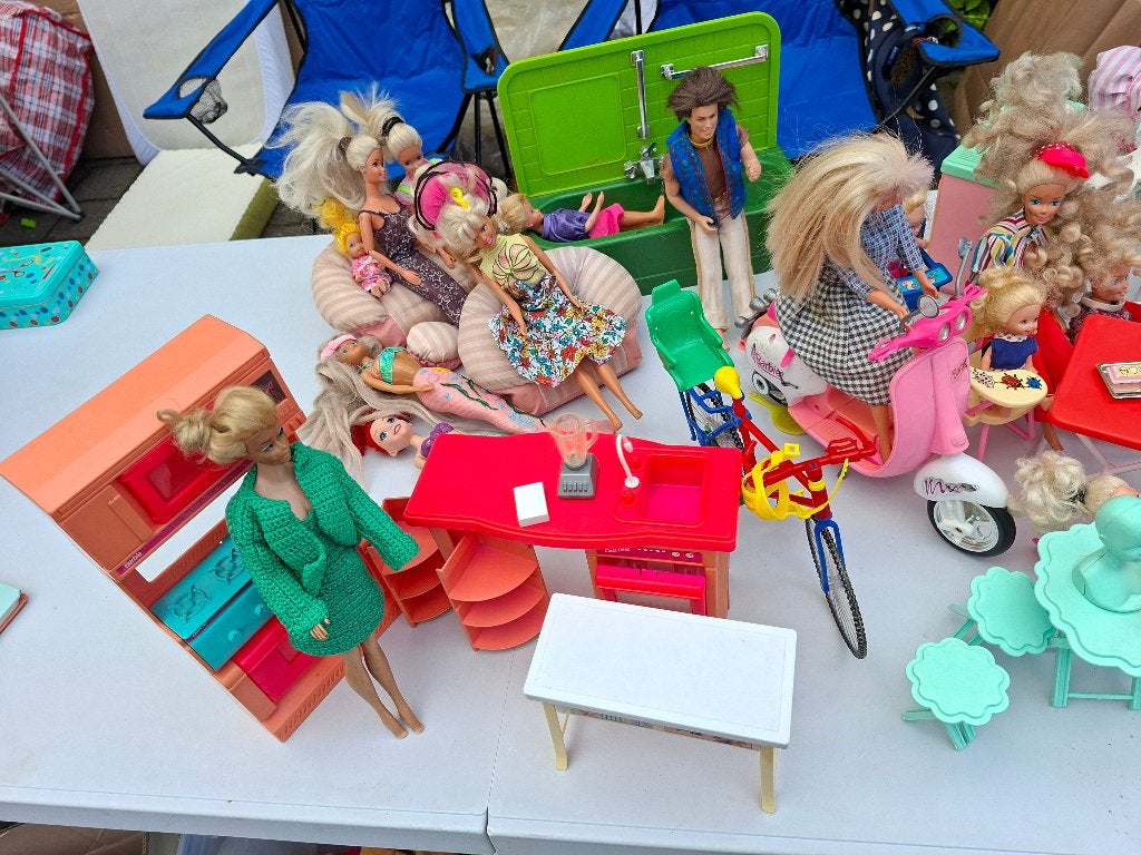GROOT LOT BARBIE: poppen, kleedjes, schoentjes,meubeltjes, Ophalen, Gebruikt, Overige typen