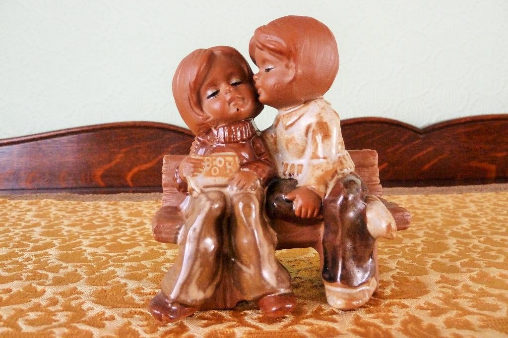 Jolie Figurine ''Petit Couple Sur un Banc Vintage'', Enlèvement