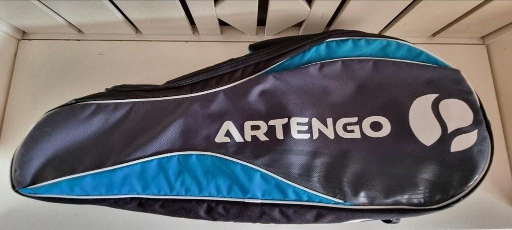 Tennistas van het merk „ARTENGO”, die 4 rackets kan bevatten, Tas