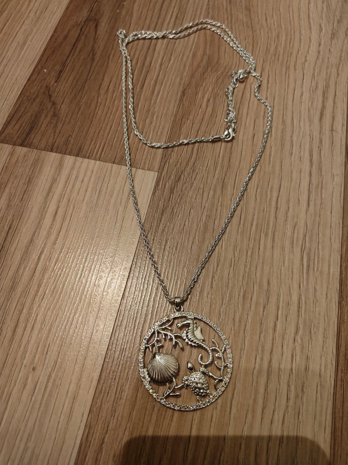 Zilveren ketting met zeedieren op de hanger, Ophalen of Verzenden, Nieuw, Zilver, Met hanger
