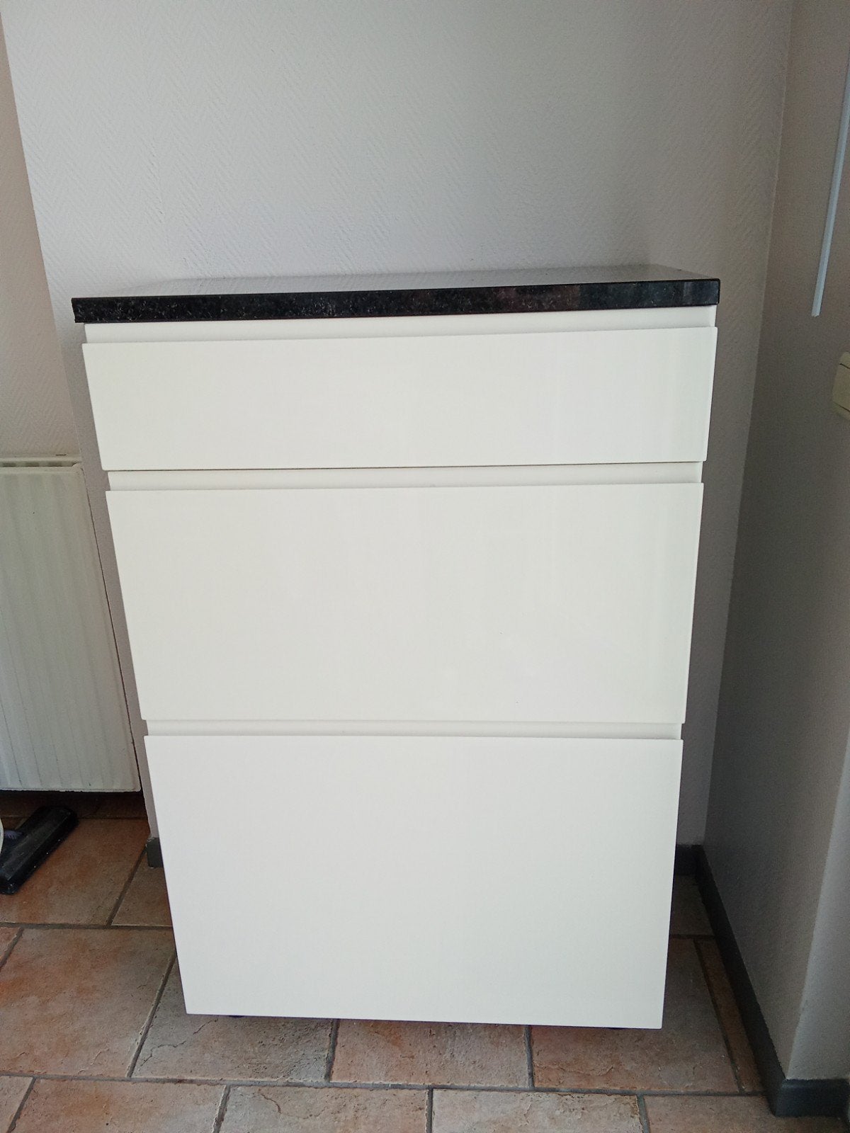 Armoire de rangement cuisine avec plateau en marbre .