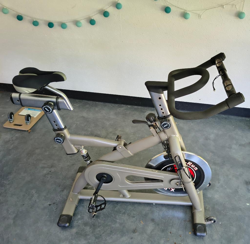 Spinning fiets / hometrainer, Ophalen, Gebruikt, Metaal, Benen