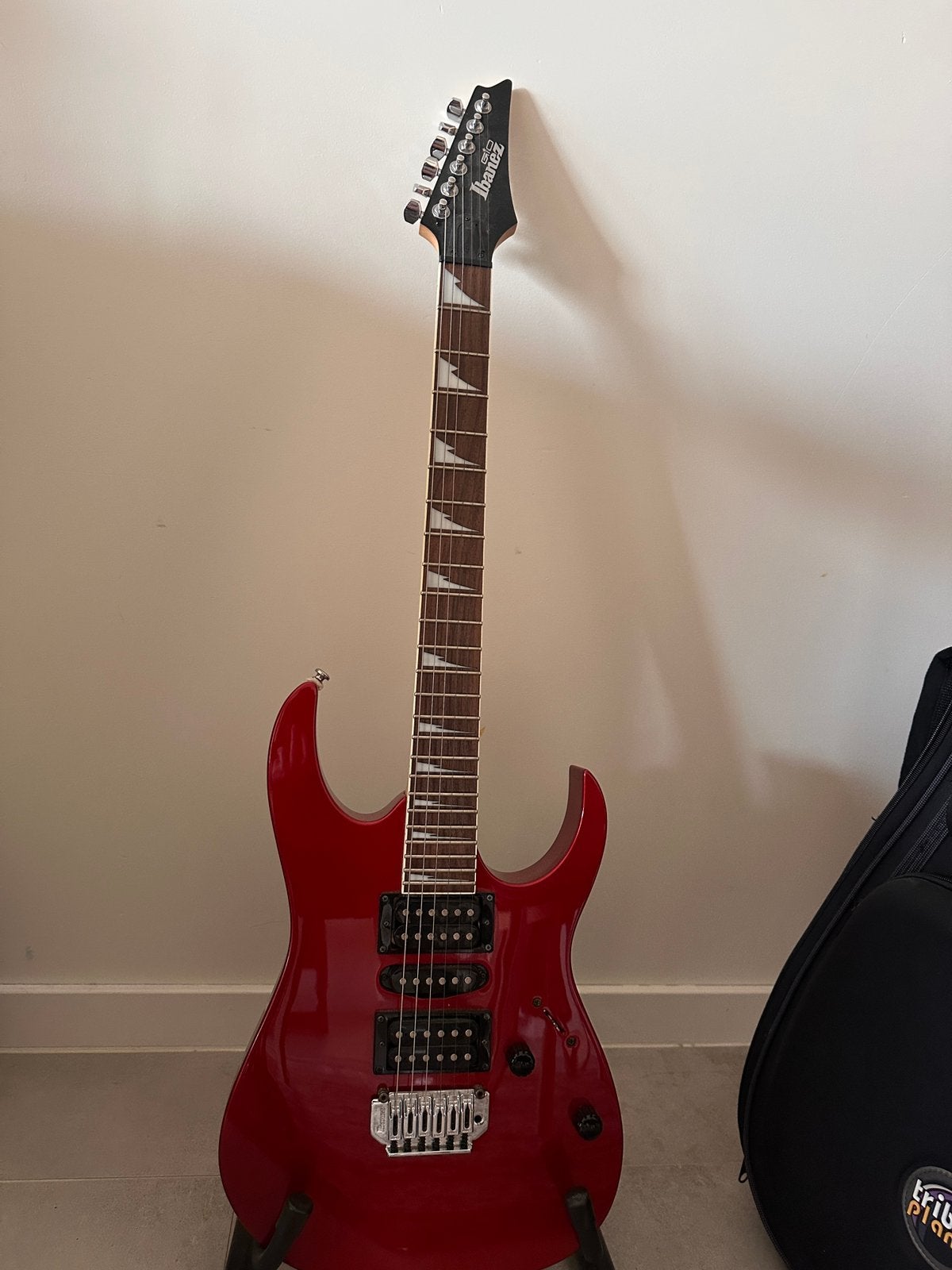 een rode Ibanez GIO elektrische gitaar INCLUSIEF draagzak, Muziek en Instrumenten, Snaarinstrumenten | Gitaren | Elektrisch, Ophalen