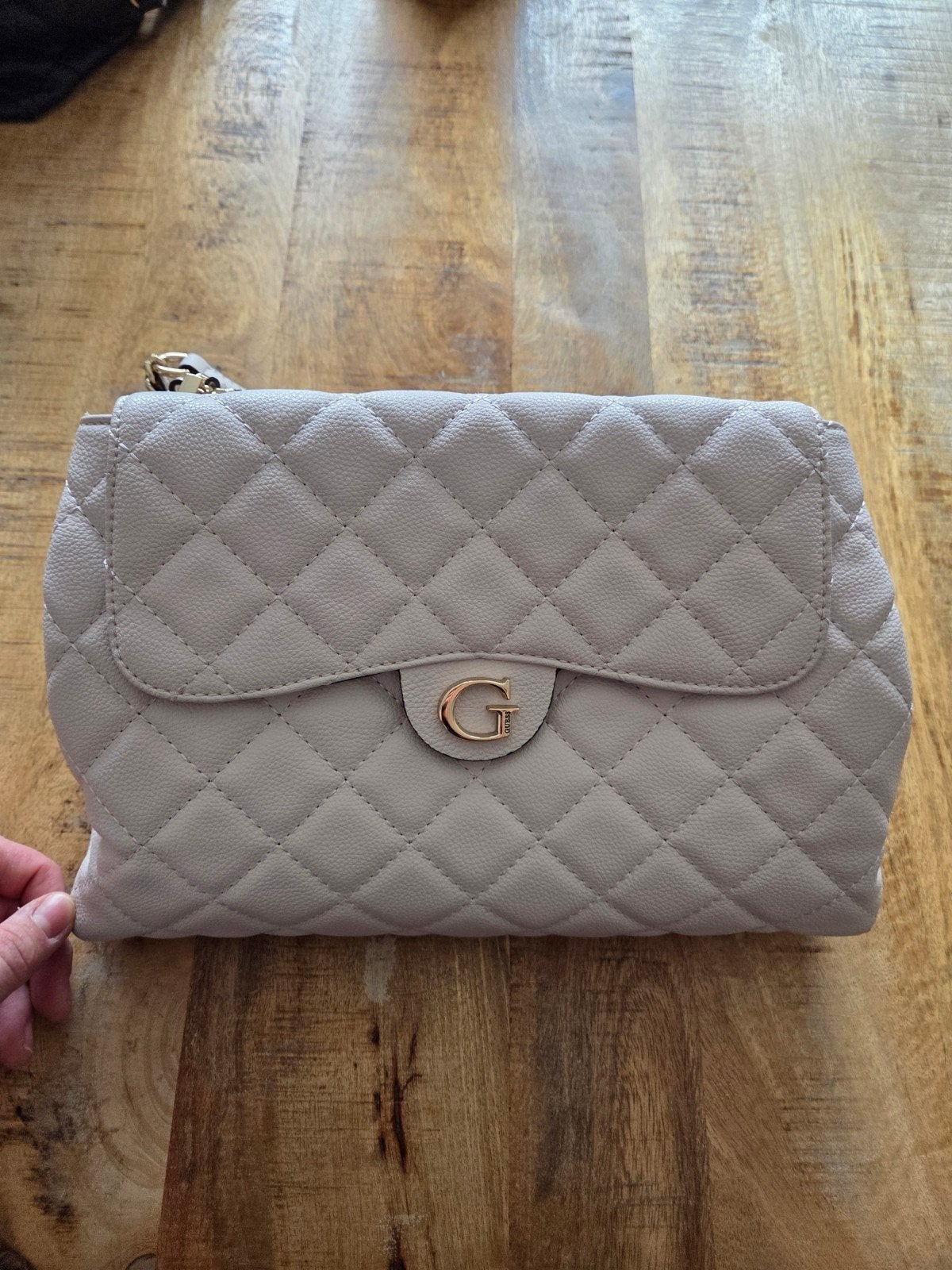Guess Gillian schoudertas, Handtassen en Accessoires, Tassen | Schoudertassen, Ophalen of Verzenden, Zo goed als nieuw, Zwart