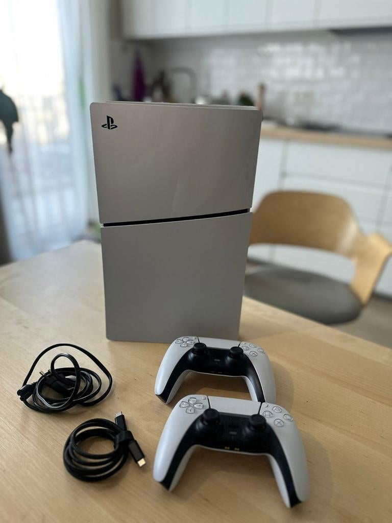 Playstation 5  1TB slim/disc edition +2 controllers, Enlèvement, Comme neuf
