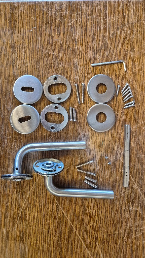 set van 8 inox deurklinken Yale, Ophalen of Verzenden, Zo goed als nieuw, Inox, Klink of Kruk