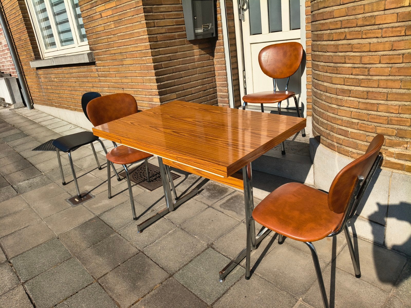 1 table et 4 chaises, Enlèvement