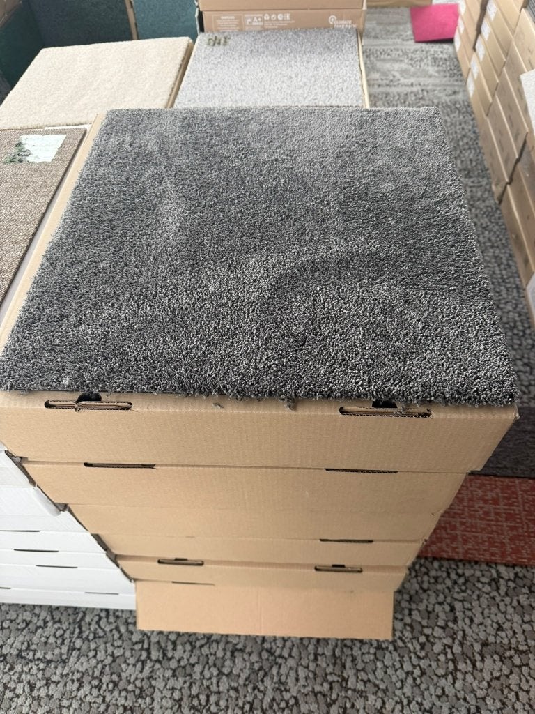 Dalles de moquette gris à poils longs 24 m2 neufs dans boîte, Enlèvement ou Envoi, Neuf