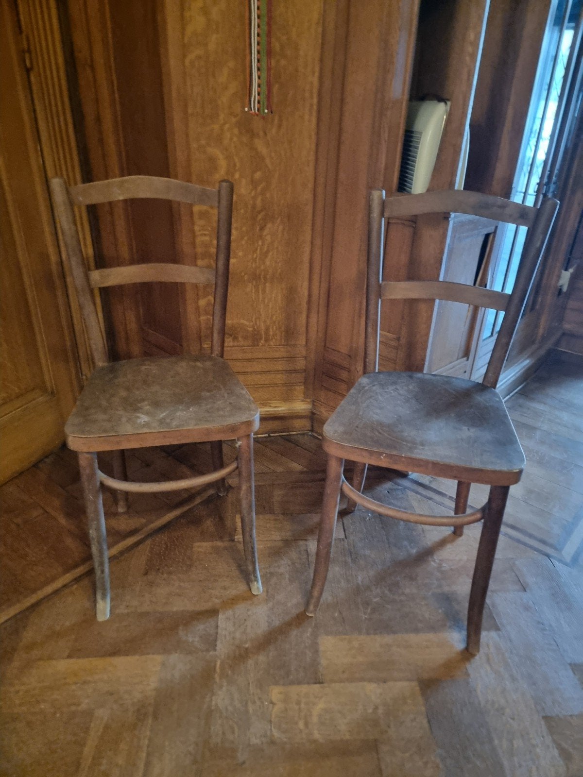 2 chaises bistrot parisien relief sur assise 100,00 € les 2, Antiquités & Art, Enlèvement