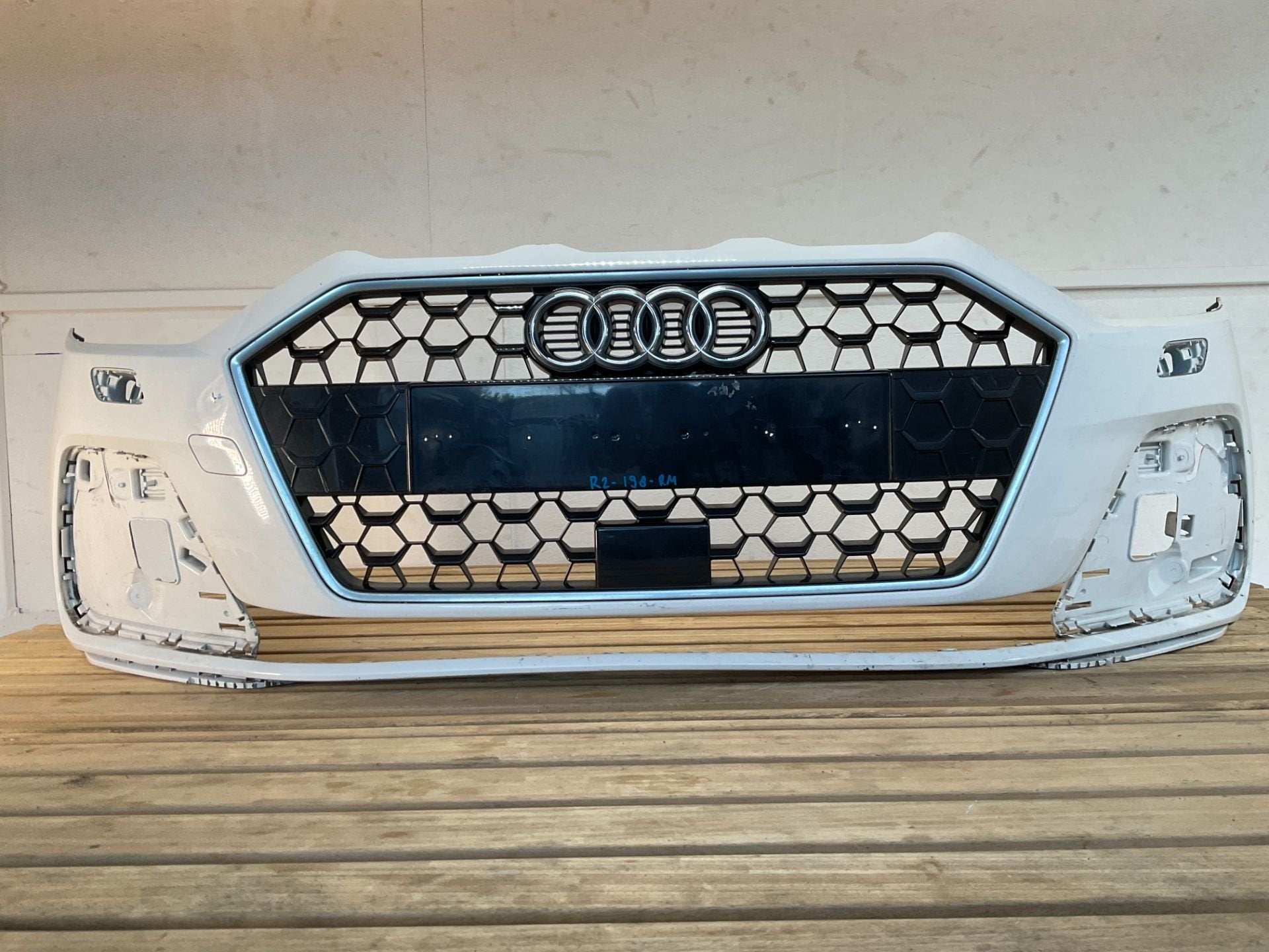 Pare-chocs AUDI A1 82A II 82A807437A Calandre PARE-CHOCS AVA, Autos : Pièces & Accessoires, Pare-chocs, AUDI AG, Auto-Union-Strasse 1
85045  Ingolstadt, DE