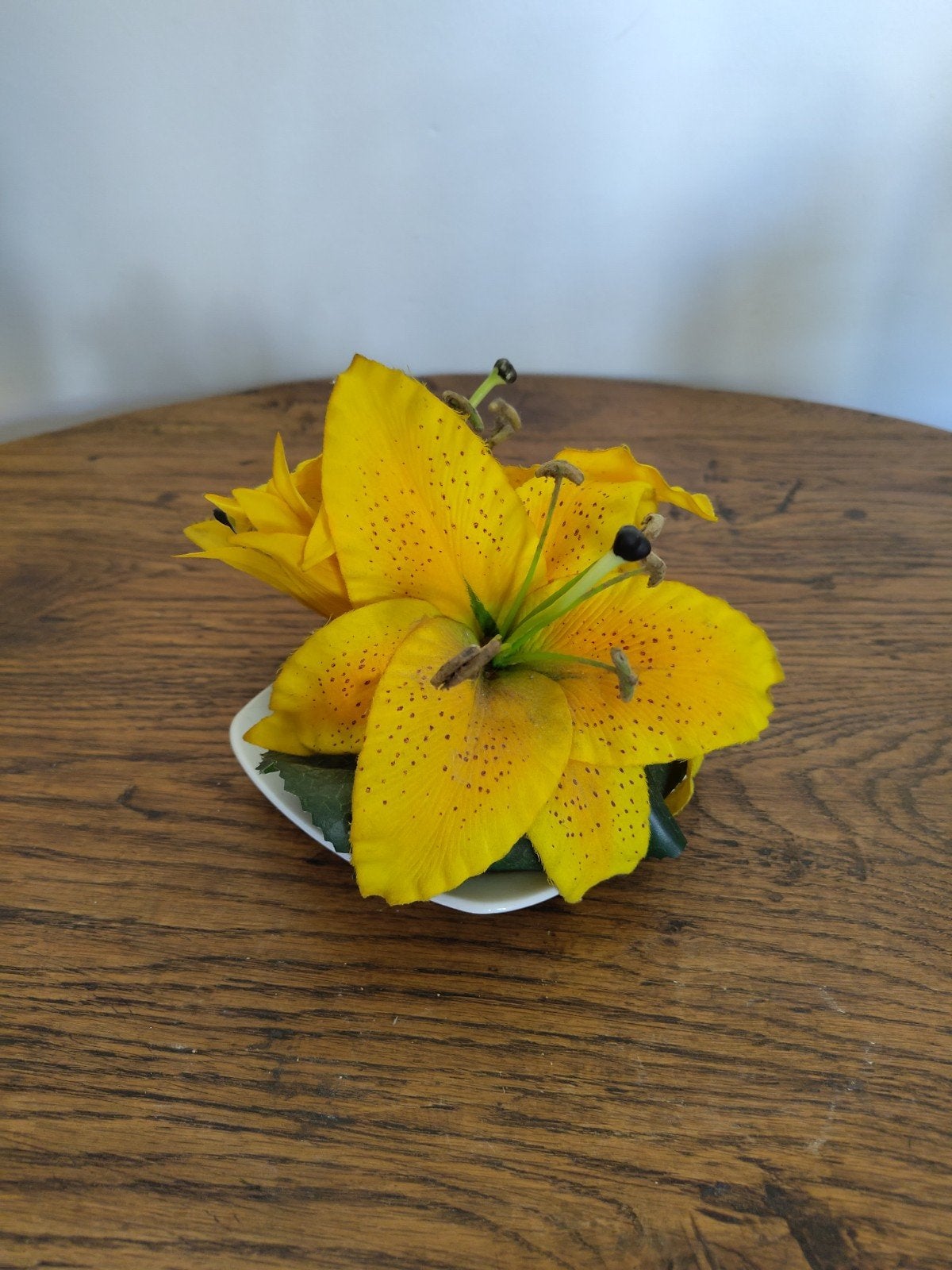 Composition artificielle fleurs de lys jaunes en coupelle, Enlèvement ou Envoi