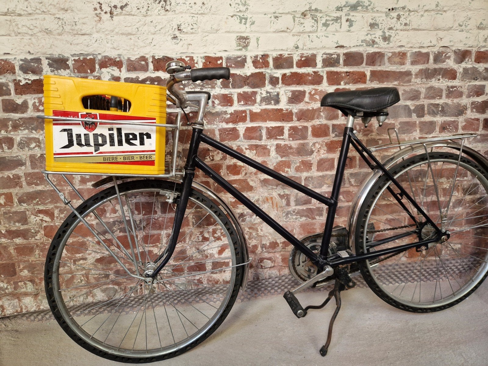 Vintage fabrieksfiets met massieve banden, Fietsen en Brommers, Fietsen | Dames | Damesfietsen, Velgrem, Ophalen