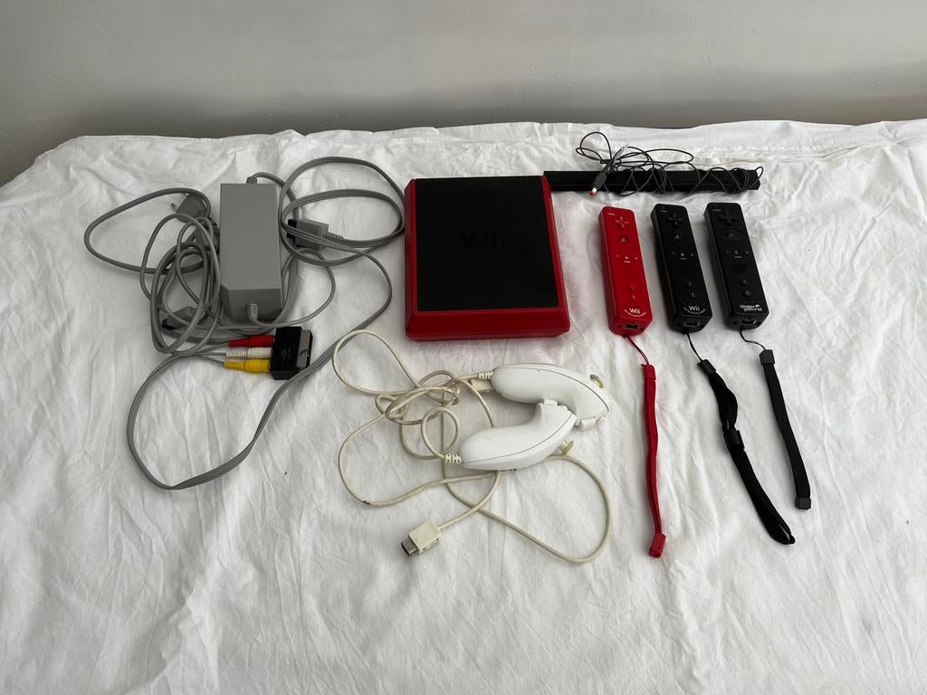 WII mini rouge, Consoles de jeu & Jeux vidéo, Enlèvement, Comme neuf, Avec 3 manettes ou plus