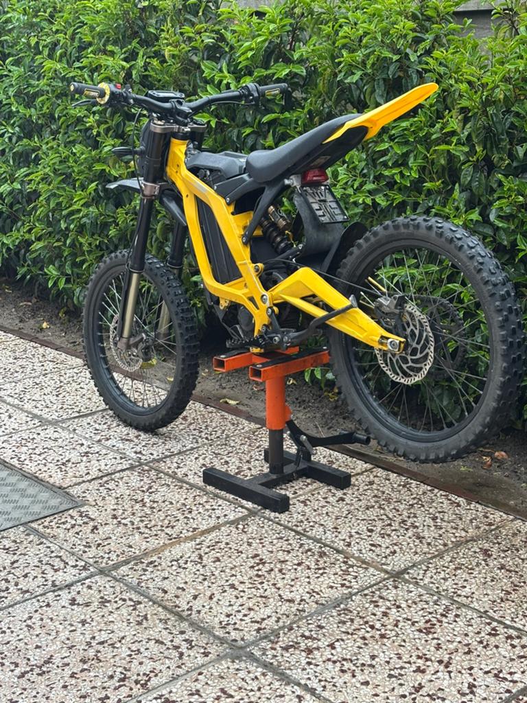 Unieke gele straatlegale surron, Fietsen en Brommers, Brommers | Overige merken, Zo goed als nieuw, Ophalen