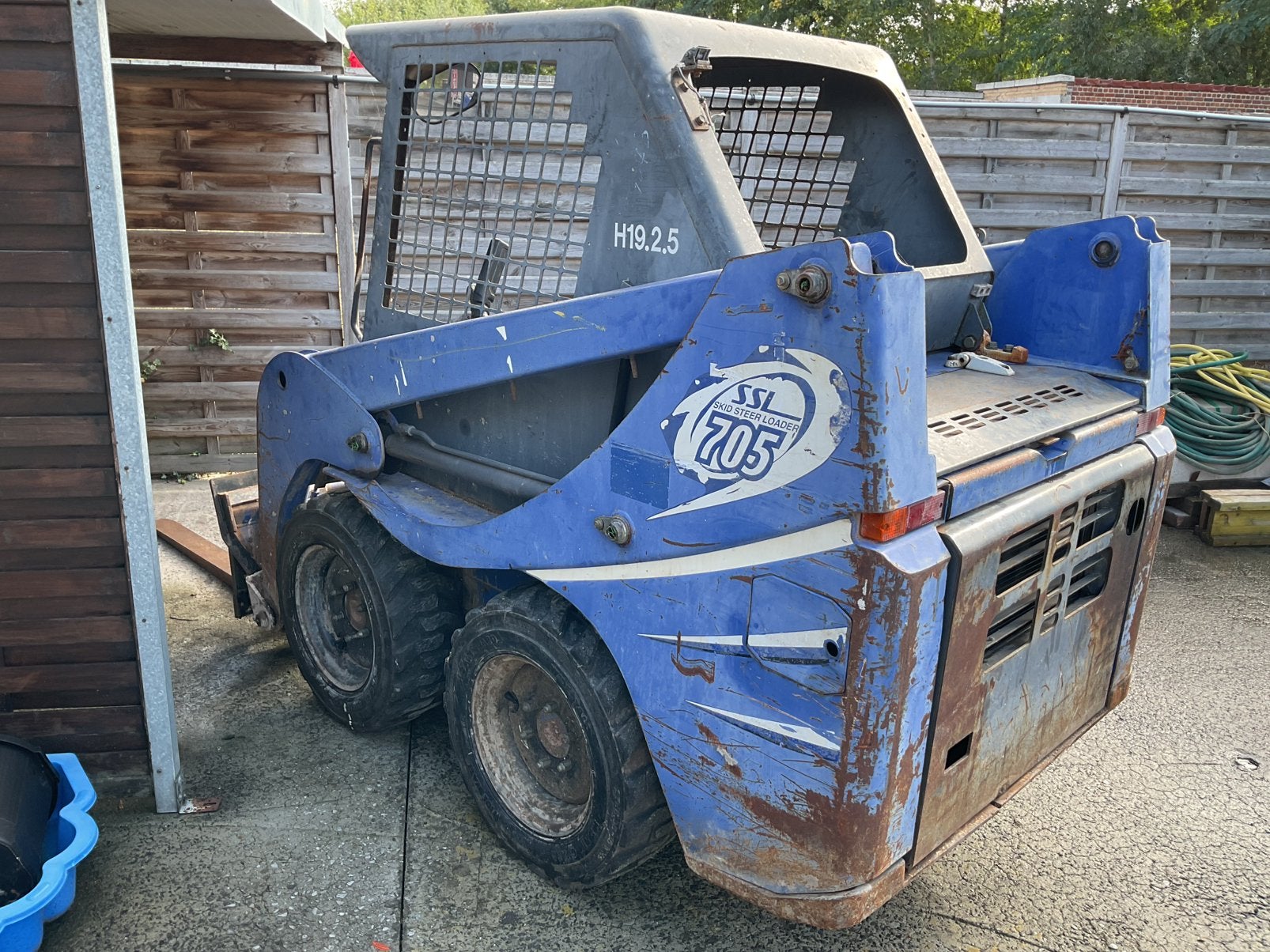 Bobcat, Zakelijke goederen, Ophalen