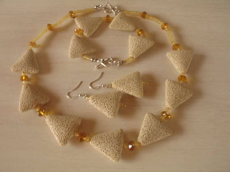 Ketting, armband, oorringen: bleek gele lava parels, Handtassen en Accessoires, Ophalen of Verzenden, Nieuw, Geel, Steen of Mineraal