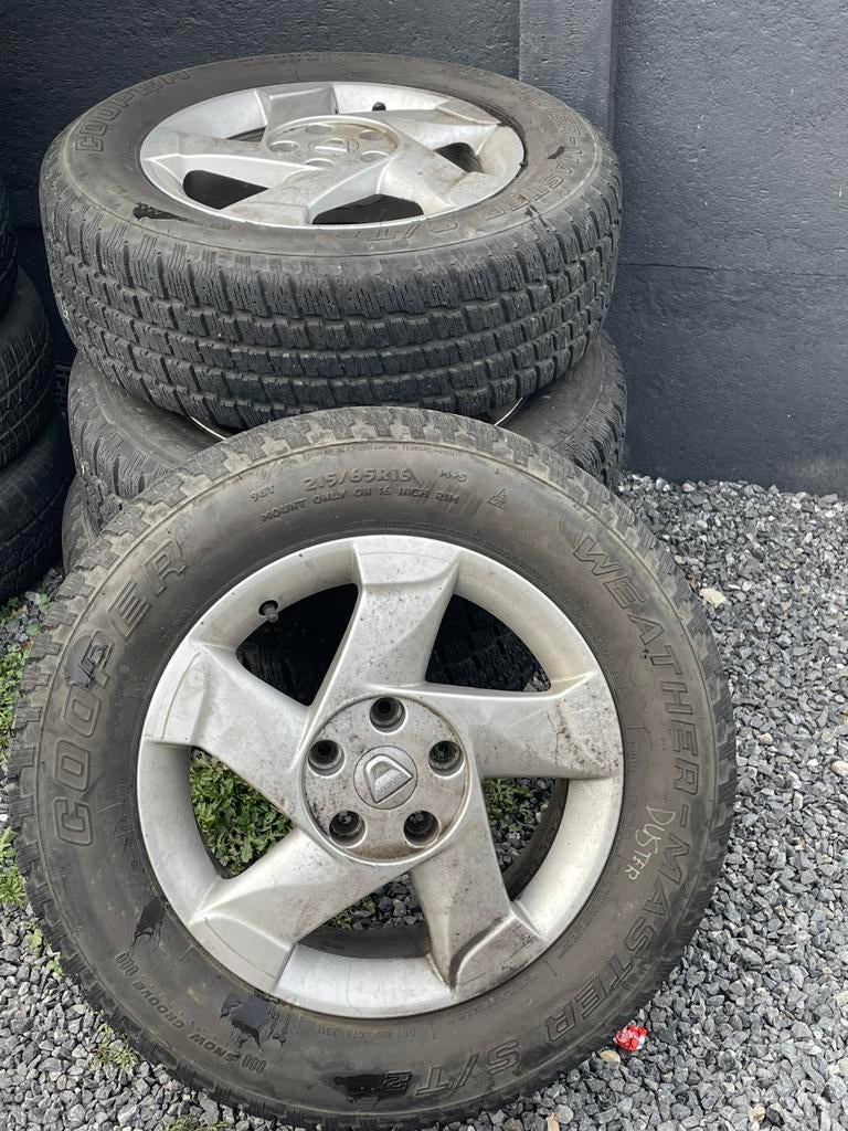 Dacia Duster banden compleet €200, Auto-onderdelen, Banden en Velgen, Ophalen, Band(en)