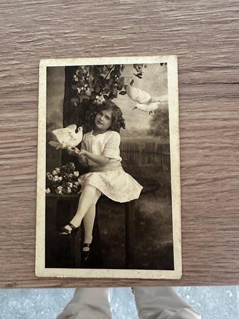 postkaart meisje duif 1924, Verzamelen, Ophalen of Verzenden, 1920 tot 1940, Gelopen, West-Vlaanderen