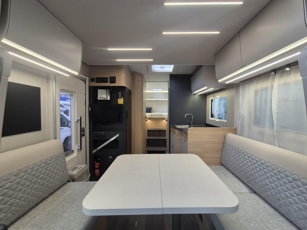 Adria Matrix 650 DL Face to face, Caravans en Kamperen, Afzuigkap, Ringverwarming, 7 tot 8 meter, Bedrijf