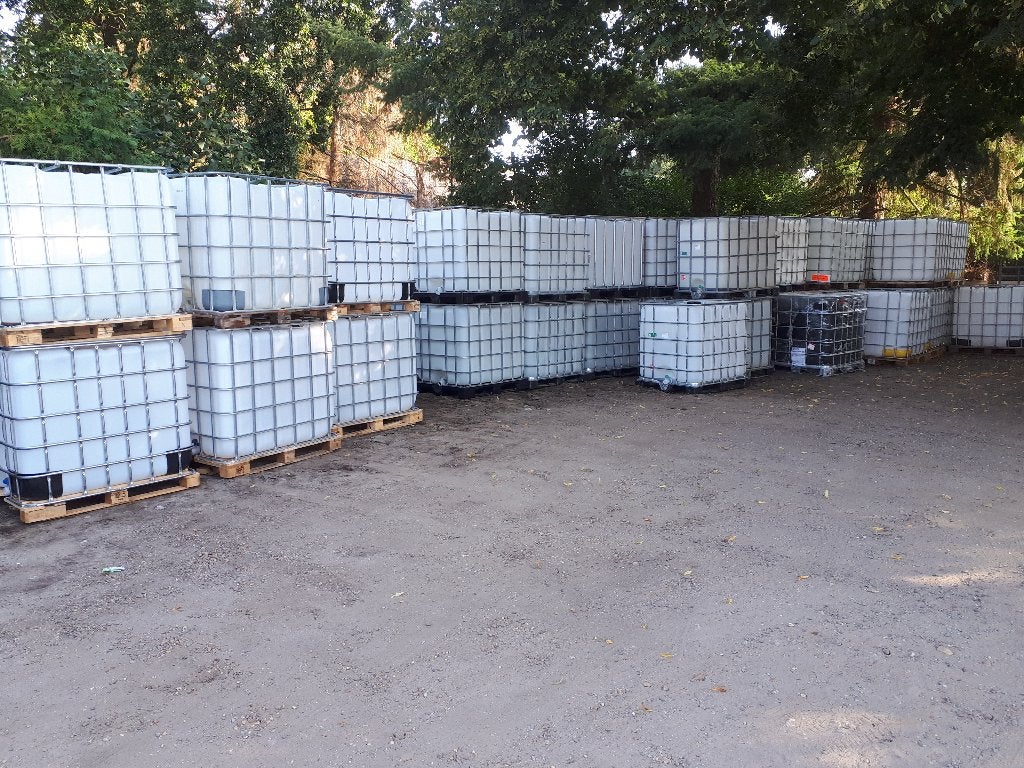 Watervaten op plastieken pallet , ibc containers 1000L, Ophalen, Zo goed als nieuw