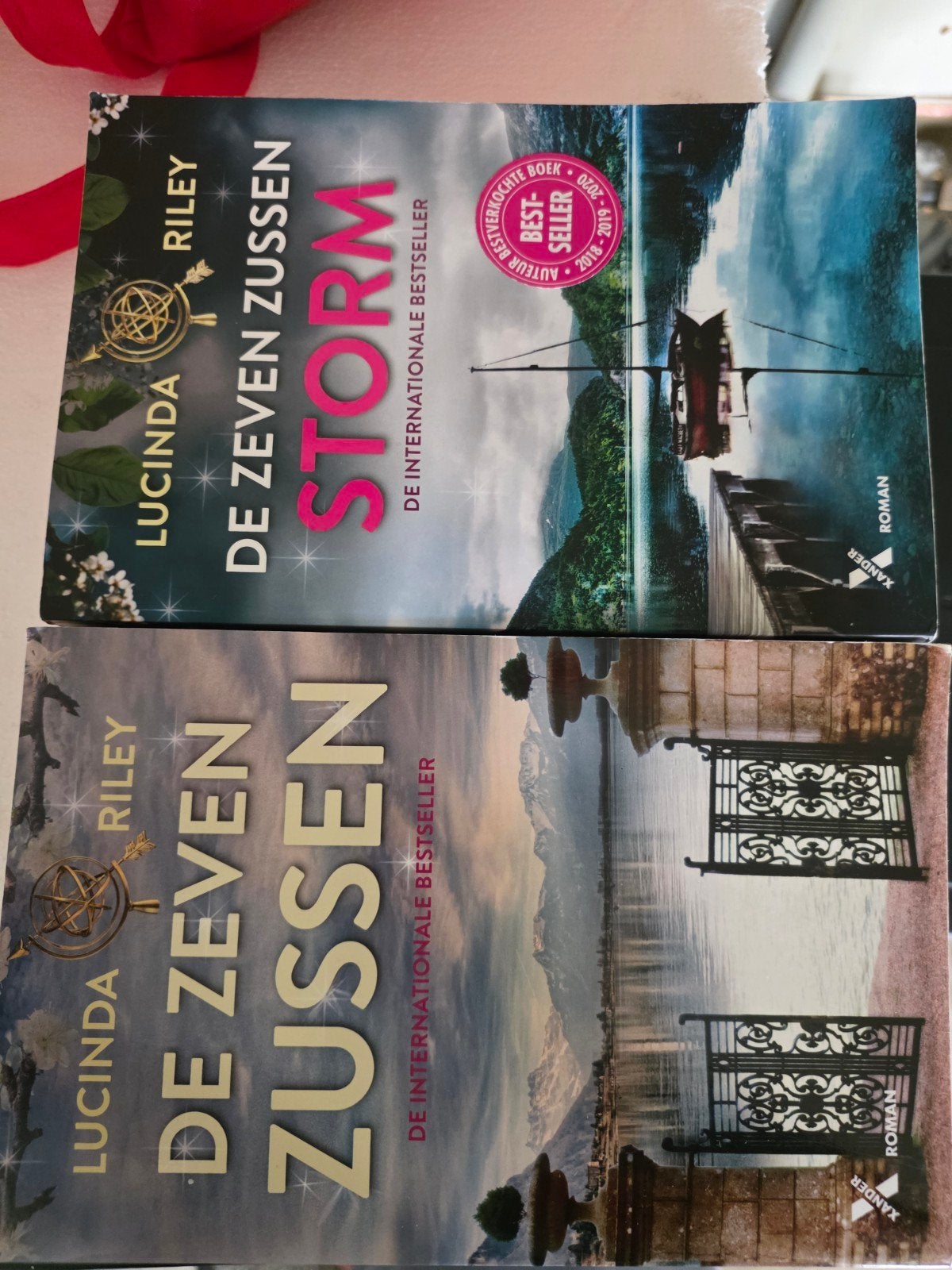 2 boeken van De Zeven zussen. Samen of apart Te Koop. 15€, Boeken, Ophalen of Verzenden