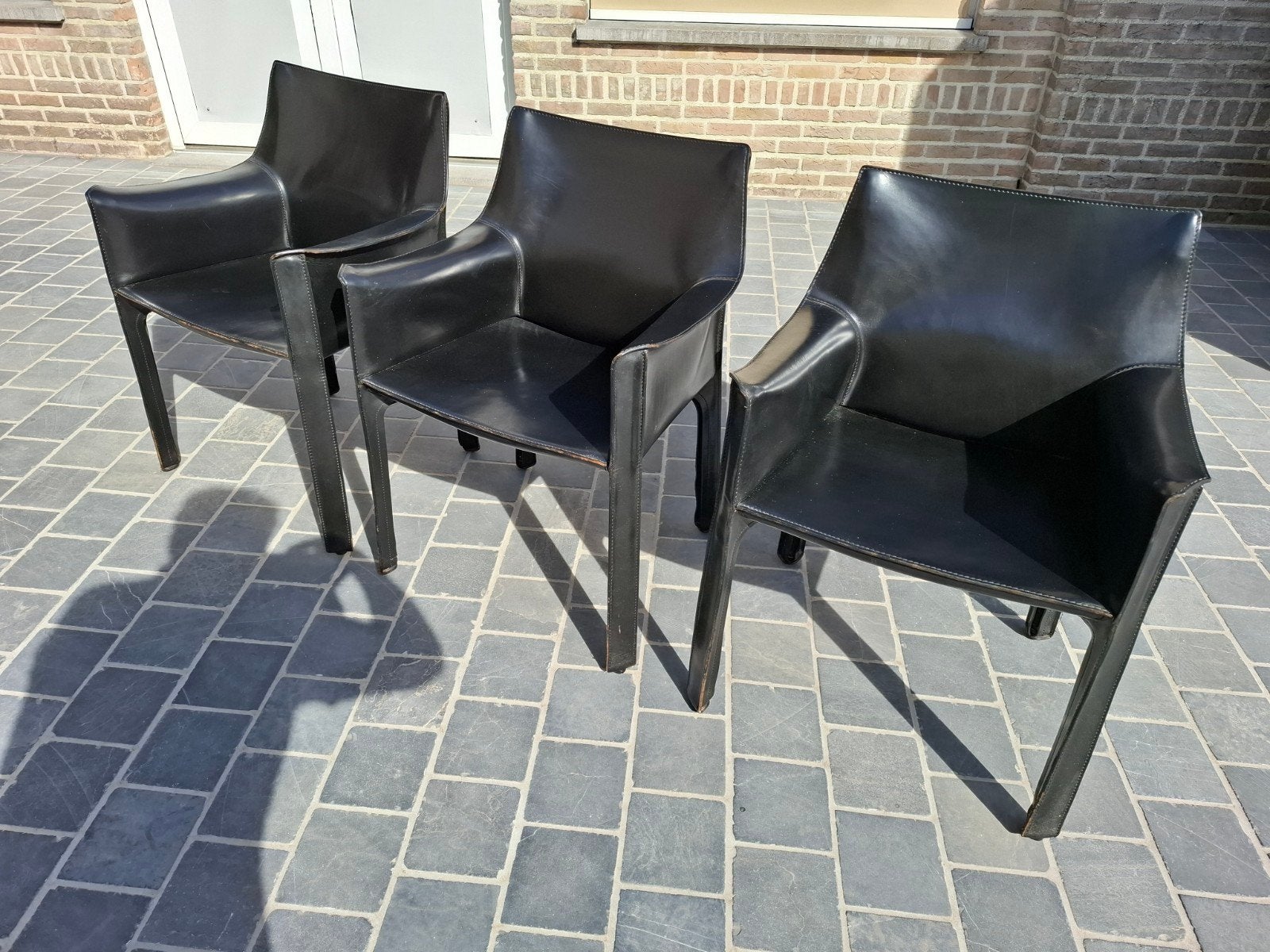 3 chaises design Cassina Cab 413 et une table Fiam, Maison & Meubles, Chaises, Trois, Comme neuf, Enlèvement, Cuir