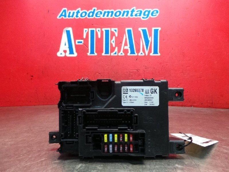 BOITIER FUSIBLES Corsa D (|13185558|13265078|28100927|), Utilisé, Opel