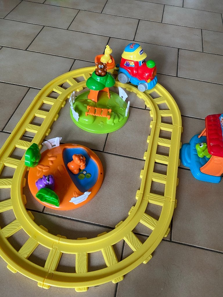 Train animalier Chicco avec chemin de fer, Enfants & Bébés, Enlèvement, Comme neuf