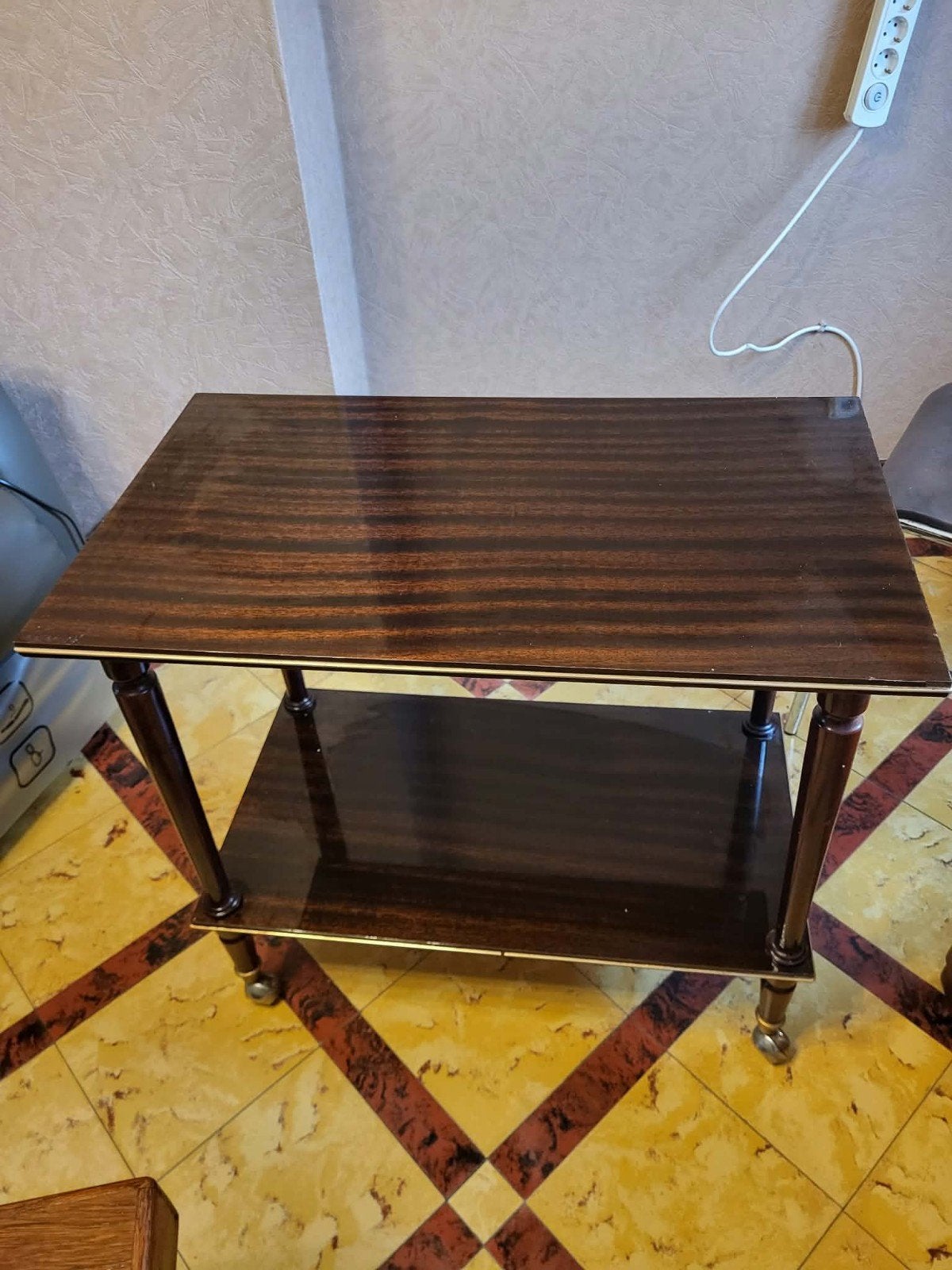 Table TV vintage à roulettes, Antiquités & Art, Enlèvement