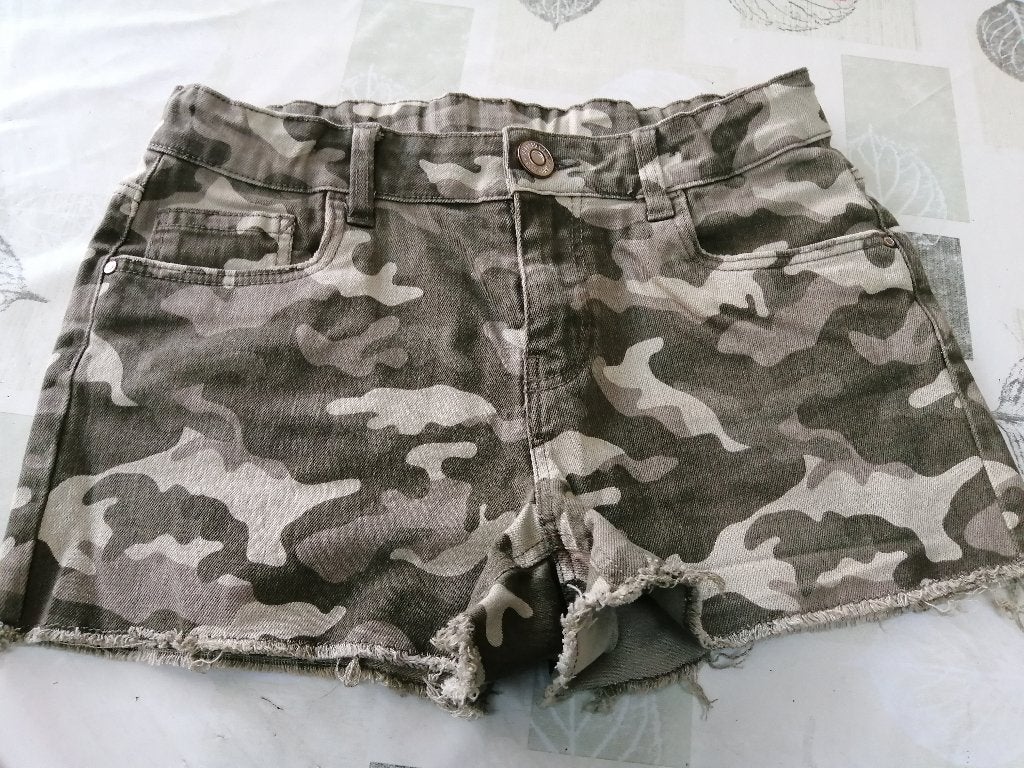 NIEUWE short met legerprint maat 164, Kinderen en Baby's, Kinderkleding | Maat 164, Ophalen of Verzenden, Nieuw, Meisje, Broek