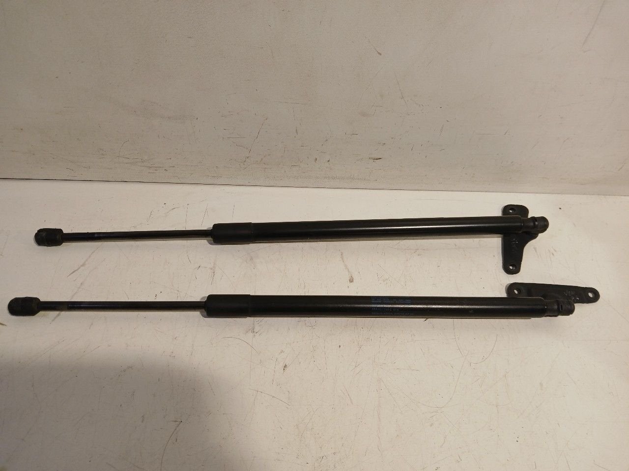 Gasdrukveerset achter Volkswagen Touran, Onderdelen@venauto.nl, Van der Ven Autorecycling B.V., Gebruikt, Ettenseweg 76, 4706 PB Roosendaal, The Netherlands