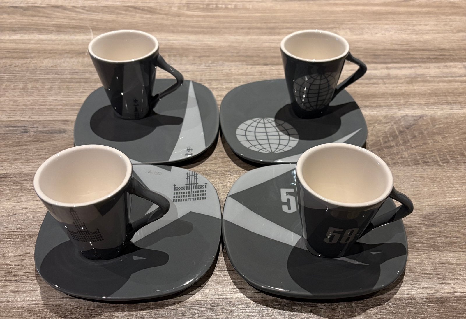 Royal Boch servies met 4 kopjes — Expo 58 — Lucien De Roeck, Ophalen