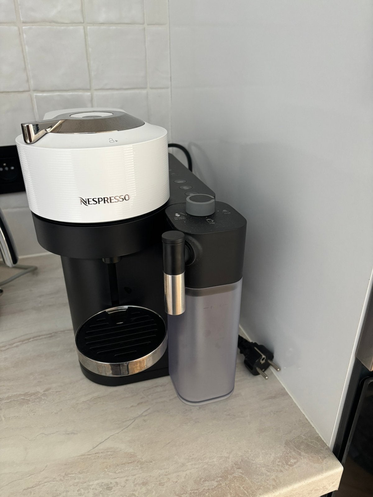 Nespresso Vertuo Lattissima – Zo goed als nieuw, Electroménager, Enlèvement, Comme neuf