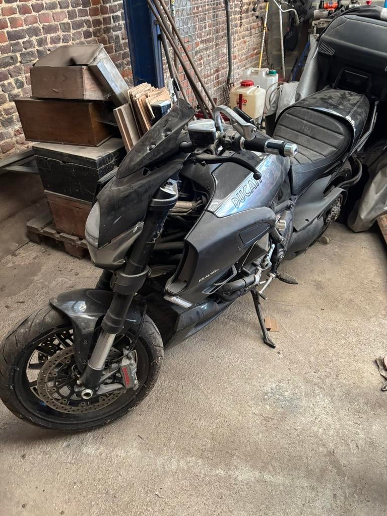 Ducati Diavel 2011, 2 cilinders, Particulier, Toermotor
