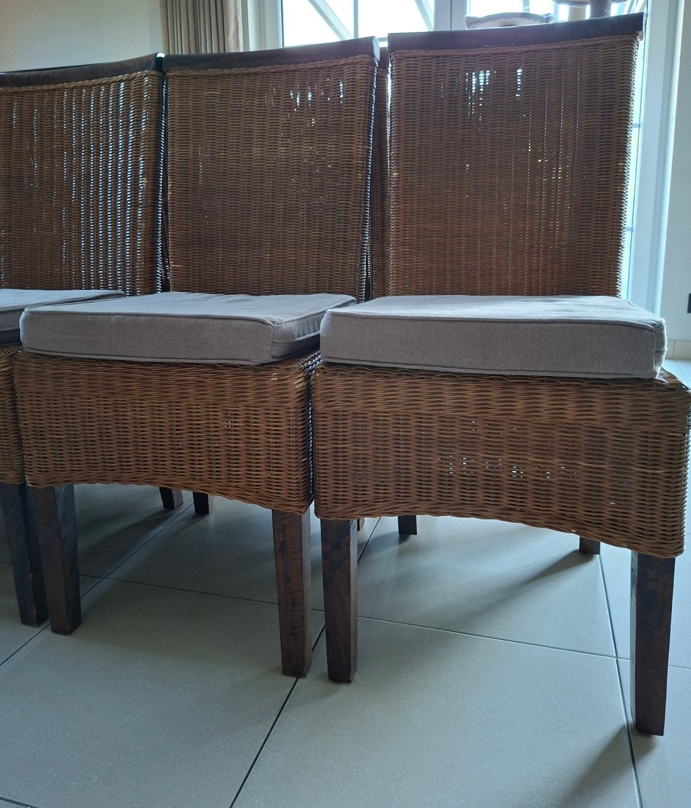 Rieten stoelen met taupe kussen, Ophalen