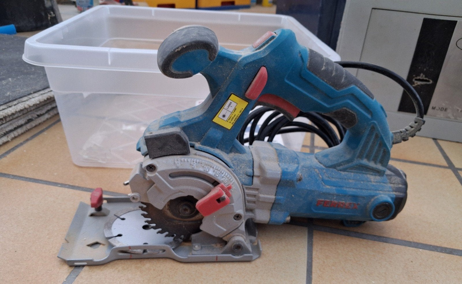 Precisie-invalzaag met laser, 710Watt, 1 diamand-zaagblad., Bricolage & Construction, 600 à 1200 watts, Ferrex, Moins de 30 mm