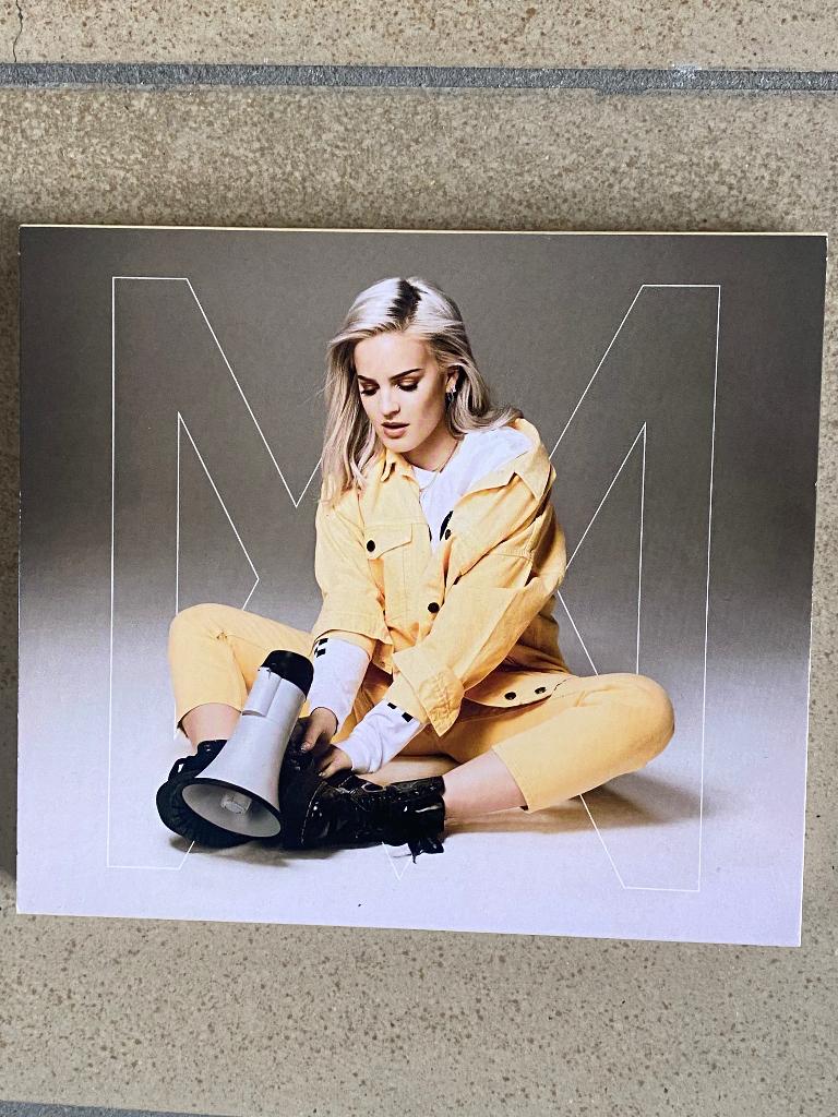CD Anne-Marie, Envoi, Comme neuf
