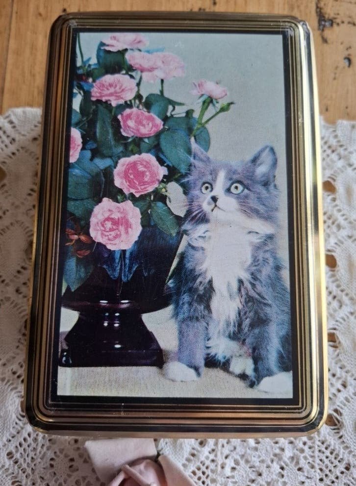 Vintage blik met poesje / katje / kitten met roze roosjes, Collections, Enlèvement ou Envoi, Utilisé, Biscuits, Autres marques
