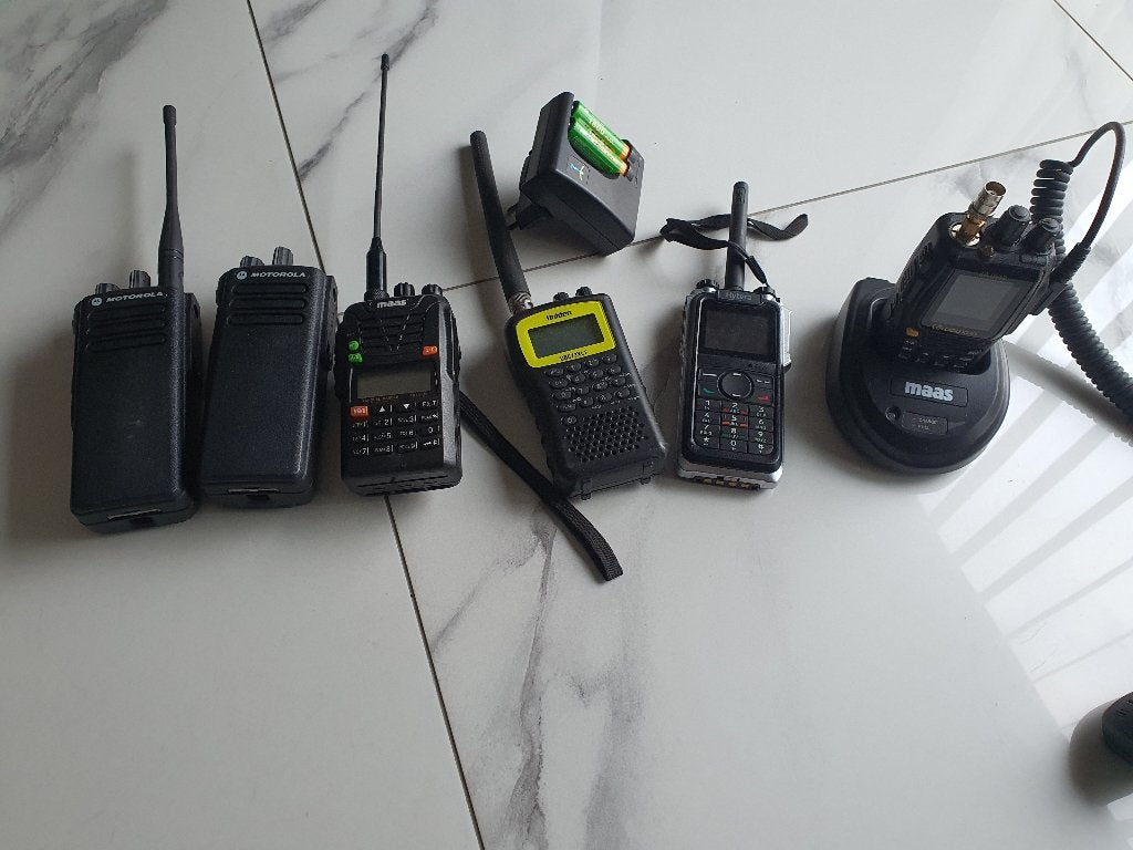 Lot de 2 talkies-walkies professionnels avec 2 moteurs et 2, Talkie-walkie ou Walkie-talkie, 15 km ou plus, Comme neuf, Enlèvement