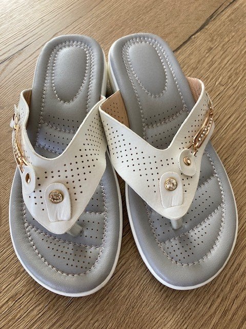 NIEUW: Teenslippers maat 36, Neuf, Enlèvement, Blanc, Sandales de bain
