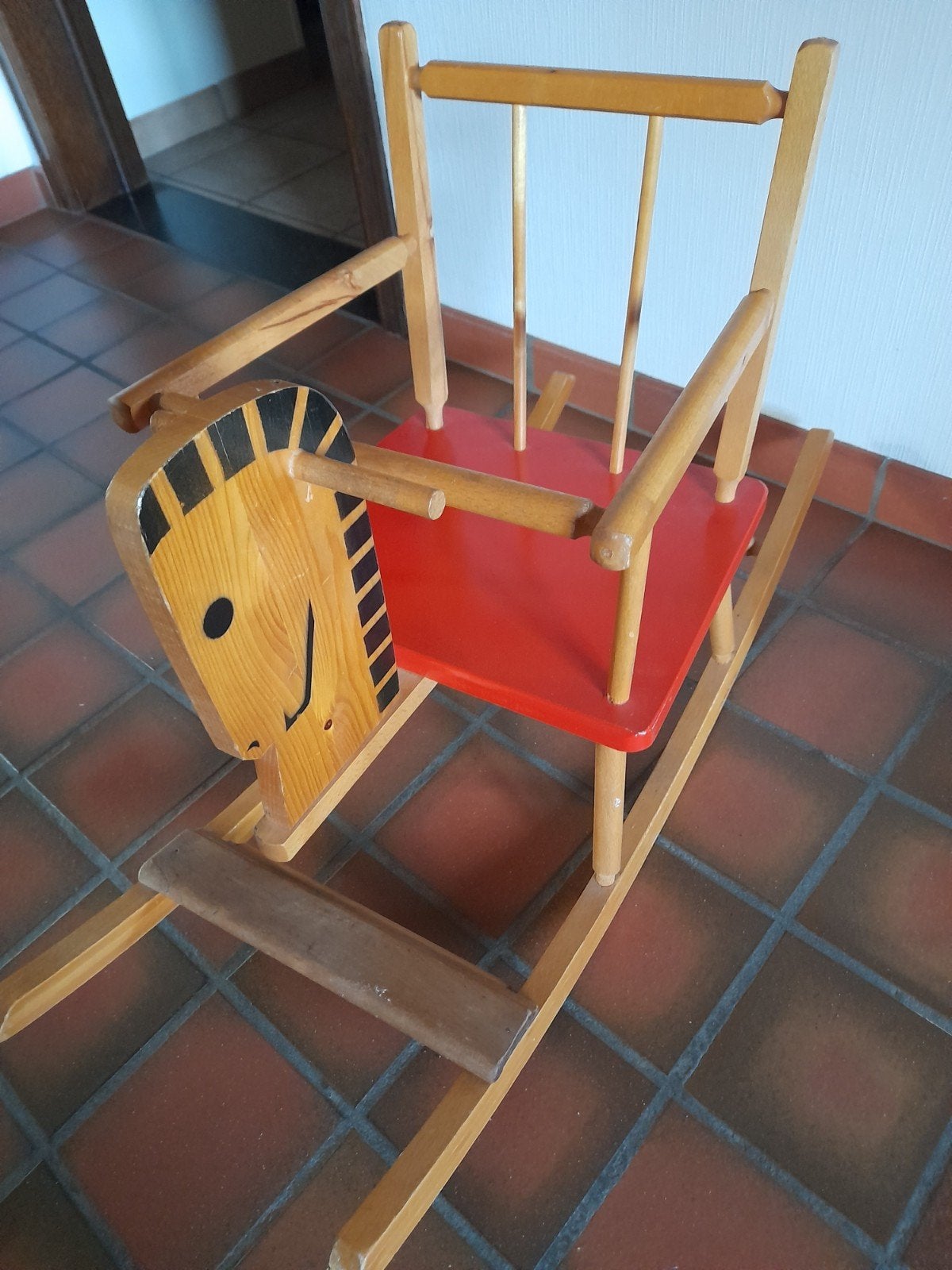 Houten schommelpaard, Ophalen