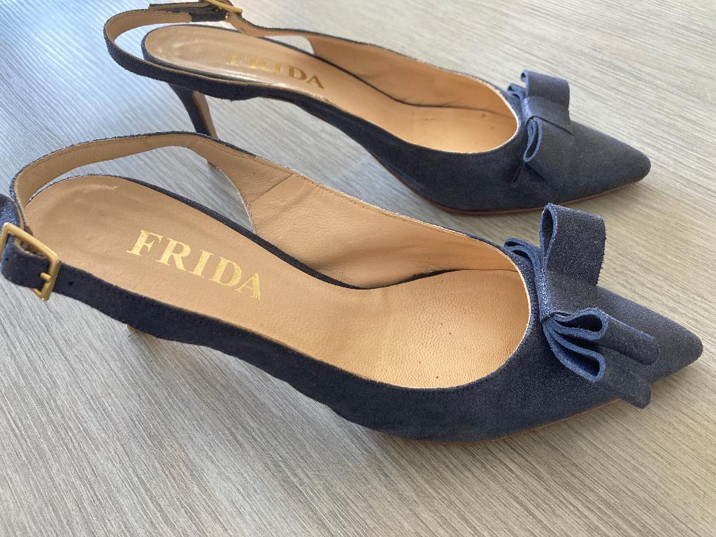 Donkerblauwe pumps met open hiel FRIDA, maat 40. Goede staat, Kleding | Dames, Schoenen, Pumps, Frida, Blauw, Ophalen of Verzenden