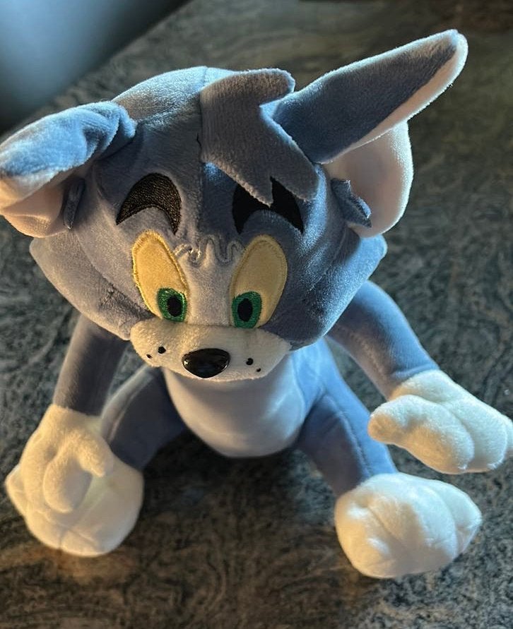 Tom - pluche knuffel, Kinderen en Baby's, Overige karakters, Ophalen of Verzenden, Zo goed als nieuw, Middelgroot (20 tot 80 cm)
