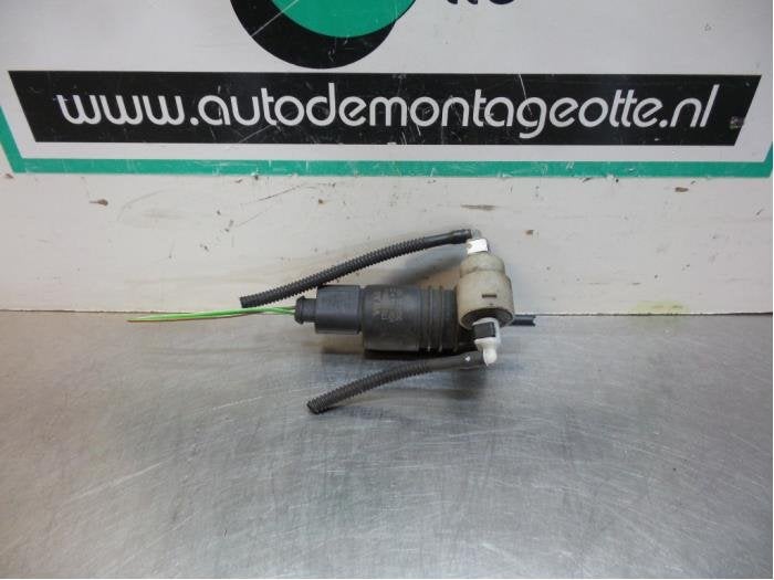 Pompe lave-glace avant d'un Volkswagen Golf Plus (Golf Plus, Autos : Pièces & Accessoires, Vitres & Accessoires, Volkswagen, Utilisé