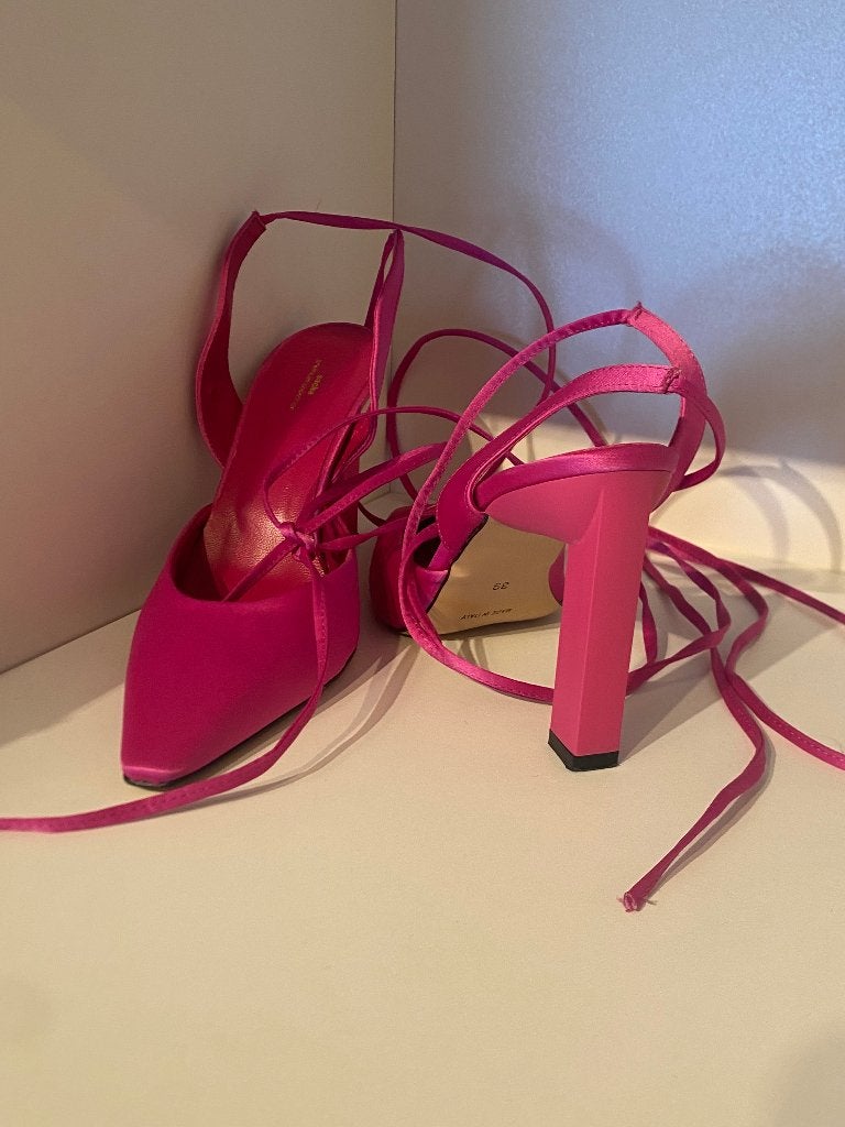 hak met enkelbandjes, Handtassen en Accessoires, Ophalen of Verzenden, Zo goed als nieuw