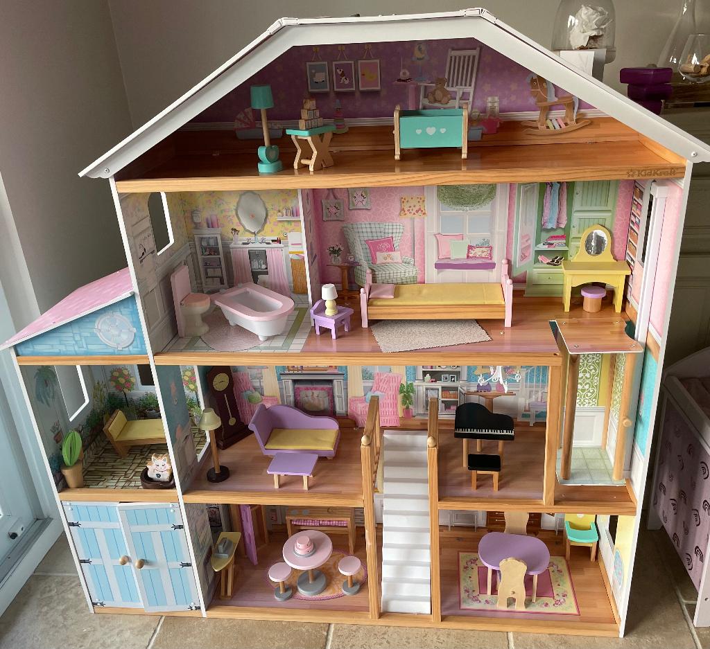 Groot houten poppenhuis met meubeltjes., Ophalen, Gebruikt, Poppenhuis
