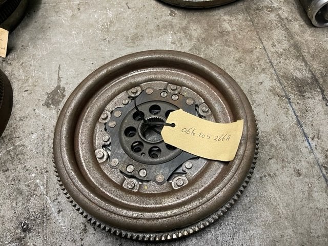 VOLANT MOTEUR BI-MASSE Golf VII (AUA) (06K105266A), Autos : Pièces & Accessoires, Volkswagen, Volkswagen AG, Utilisé, Kundenbetreuung@volkswagen.de