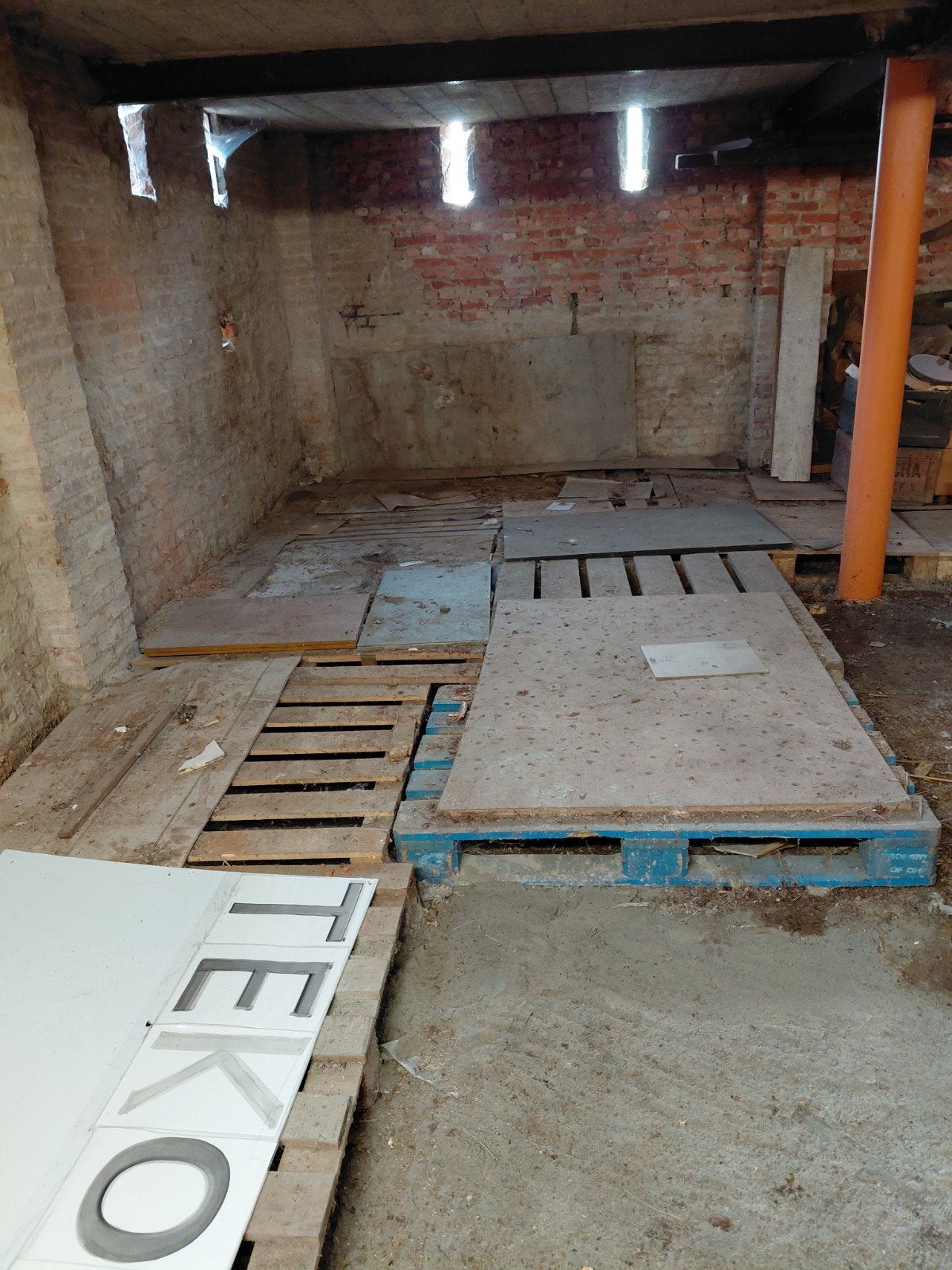 Stookhout, paletten en houten platen gratis.