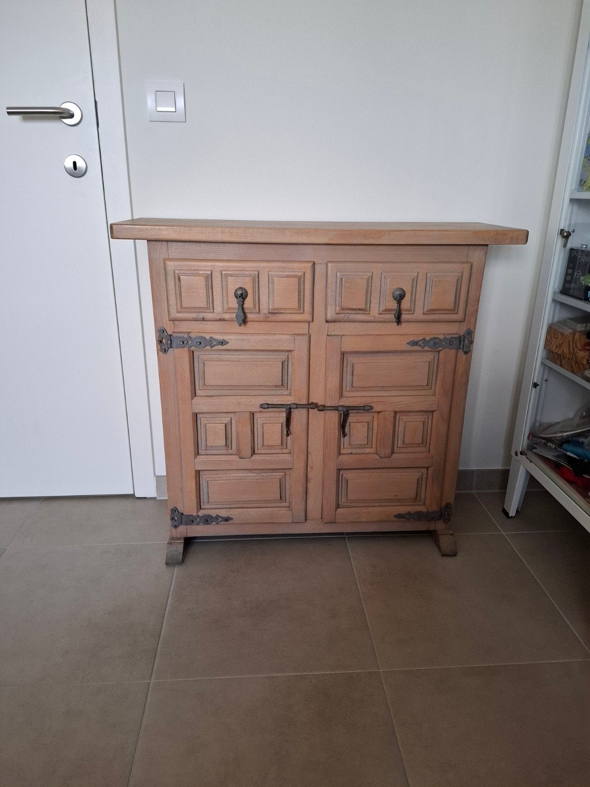Mooi houten kastje, Enlèvement